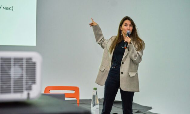 Learn to Give a Speech Like a Business Pro with 8 Tips