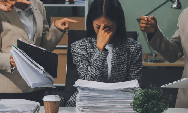 These 13 Red Flags Are Signs Employees Dislike You